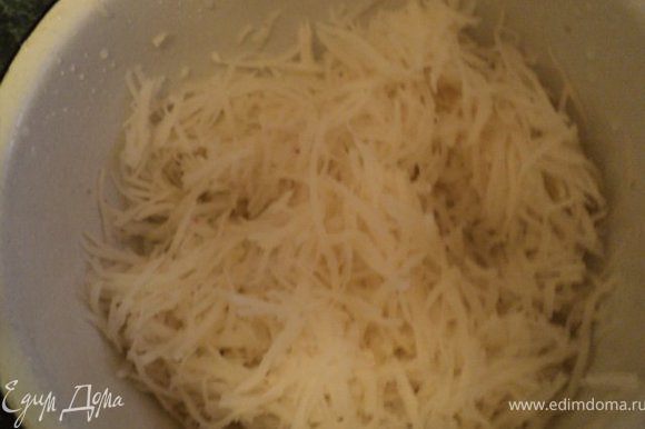 Картофель очистить от шкурки, промыть и натереть на терке для корейской морковки. Натертый картофель несколько раз промыть холодной водой, обсушить на бумажной салфетке.