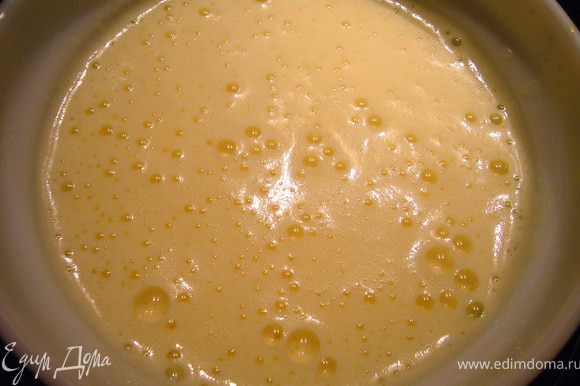 Подготовим суфле. В это время уже можно ставить духовку разогреваться на 170-180 гр. Яичные желтки взбить с ванильным сахаром и 1 ст.л. обычного сахара до кремообразной массы.