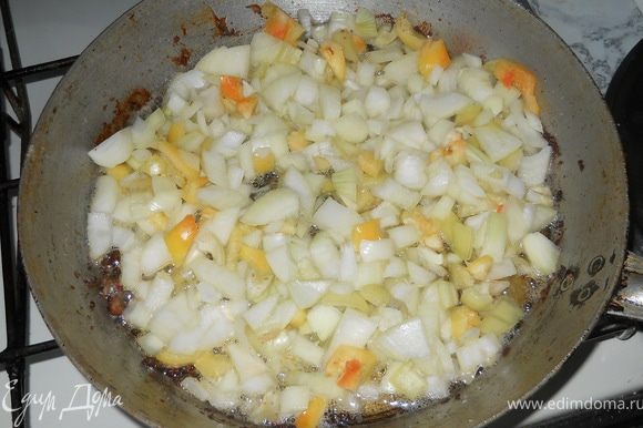 На сковородке слегка обжариваем на подсолнечном масле, нарезанные кубиками: лук, морковь и болгарский перец.