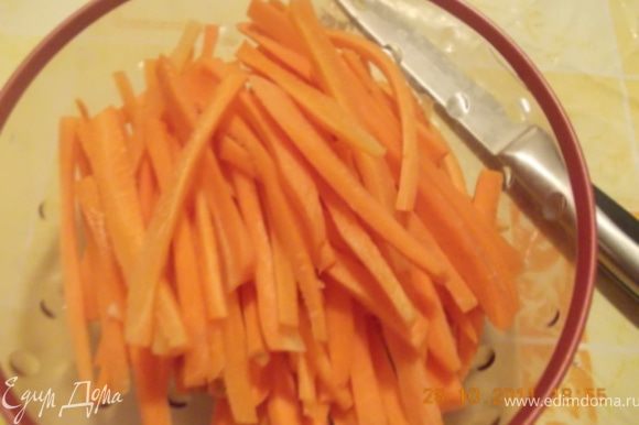 морковь, затем добавляем овощи к мясу, солим, добавляем приправу и тушим до готовности овощей