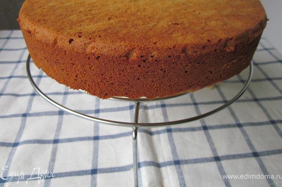 Готовый пирог остудить в форме 10 минут, а за тем перевернуть на решотку и остудить до полного остывания.