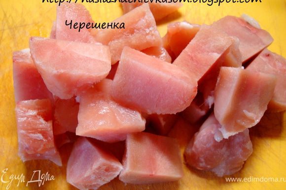 Куриное филе порезать крупными кусочками (можно использовать все части курицы)…