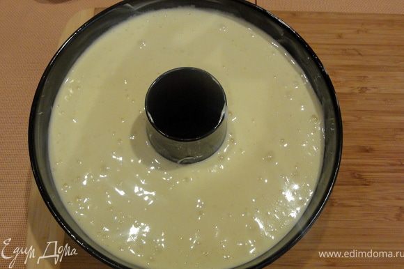 Смазать форму сливочным маслом, вылить в нее наше тесто и поставить выпекать в разогретую до 170 градусов духовку, на 40-45 минут. Во время выпекания духовку не открывать!