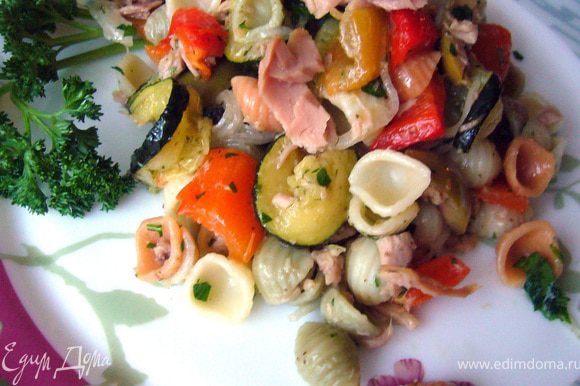 В глубоком салатнике соединить ракушки, мясо тунца и овощи с зеленью. Полить заправкой, хорошо смешать салат и дать настояться 15 мин. Затем подавать к столу.