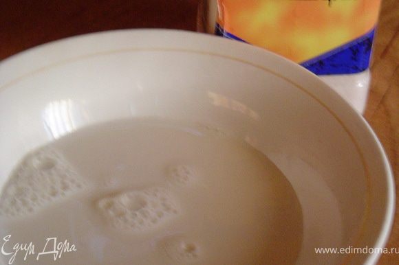 Вторую часть желатина добавляем к молоку, также добавляем ванильный сахар и тщательно перемешиваем.