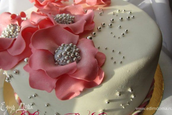 Украсить торт цветами по МК http://www.edimdoma.ru/recipes/31382 и серебряными бусинками.