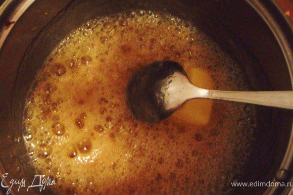 В сотейнике смешать воду и сахар, поставьте на плиту и cварить золотистый сироп. Добавьте в него масло и убавьте нагрев, готовьте 1 минуту.