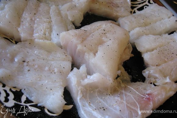 Филе рыбы вымыть, обсушить и нарезать на 8 кусочков. Посолить и приправить перцем с двух сторон, сбрызнуть лимонным соком.