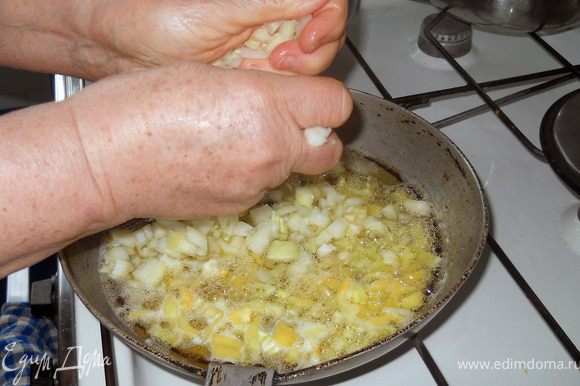 Приготовленные для зажарки лук и перц надо слегка притомить на сковородке с подсолнечным маслом.