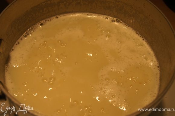 Сахар всыпать в молоко и довести до кипения, варить на медленном огне 40-60минут (в зависимости от молока), время от времени помешивая. Проверить готовность сгущенного молока так: взять ложечку молока на блюдце и немного остудить, если будет густеть - значит готово, если нет - проварить еще. В конце добавить ваниль или ванильный сахар.