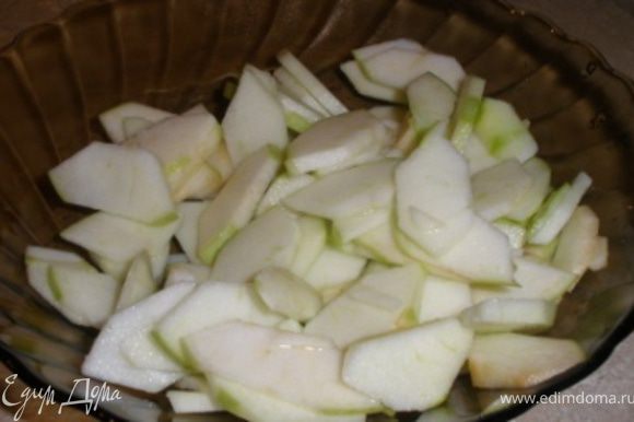 Яблоки очистить, убрать семечки и нарезать тонкими ломтиками, взбрызнуть лимонным соком, чтобы не темнели.