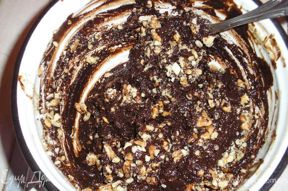 В шоколадную массу добавить мелко порубленные орехи (орехи можна любые, по вкусу, у меня грецкие), хорошо вымешать.