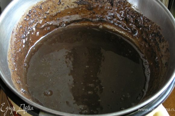 Ставим на водяную баню миску и смешиваем сливки, сахар, какао и шоколад. Доводим до кипения и убираем с водяной бани. Даем массе немного остыть.