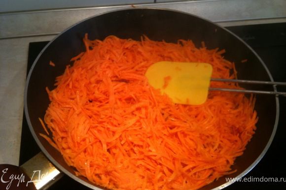 Морковь слегка обжарить на растительном масле (около 2 минут). Остудить.