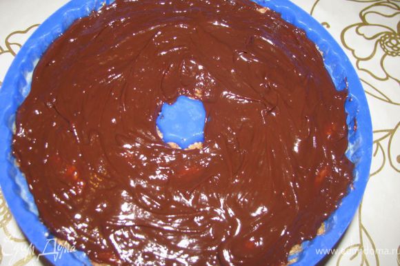 На водяной бане растопить шоколад, добавить сливки, перемешать и залить поверх печенья с миндалем - поставить в холодильник до застывания.