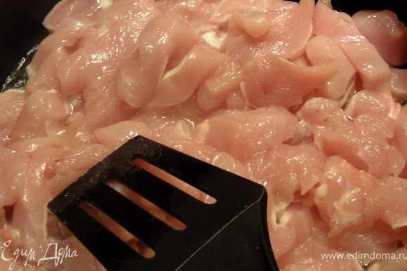 Куриные грудки отделить от костей и нарезать небольшими кусочками. Куриное мясо жарить до готовности на сковороде, с применением растительного масла.