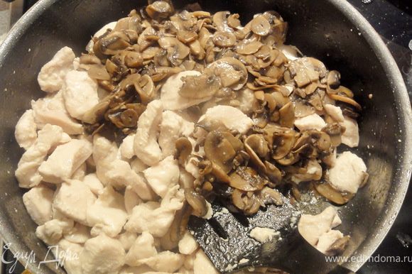 Теперь грибы перекладываем к курице и жарим еще 2 минуты.Затем добавляем кунжут и соус терияки. Все это обжариваем, постоянно помешивая, еще минут пять.