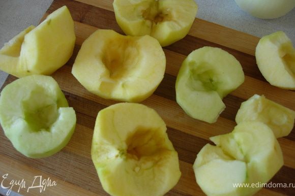 Очищаем яблоки от кожуры и семечек, режим их сначала напополам, затем на тоненькие дольки.