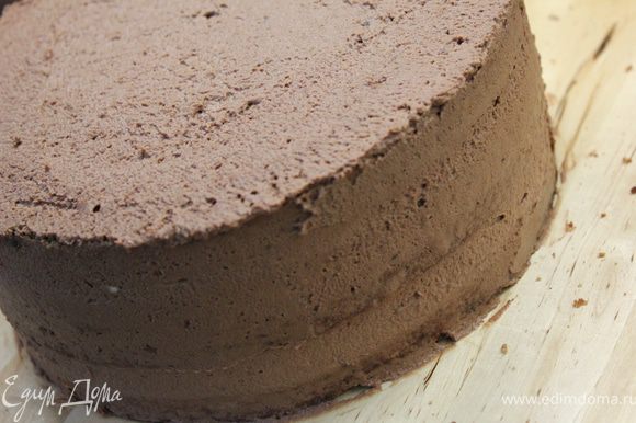 Верхним шоколадным кремом обмазать и бока торта.