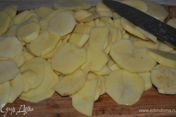Картофель очистить и порезать кружочками.