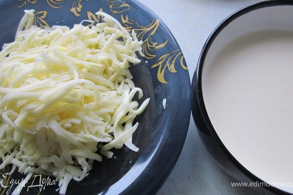 14. Сыр натереть, добавить к яичной смеси.