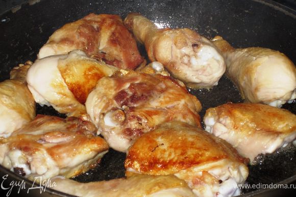 Кусочки курицы предварительно обсушите кухонным полотенцем. Нагрейте растительное масло в сковороде на сильном огне. Обжарьте кусочки курочки до золотистой корочки.