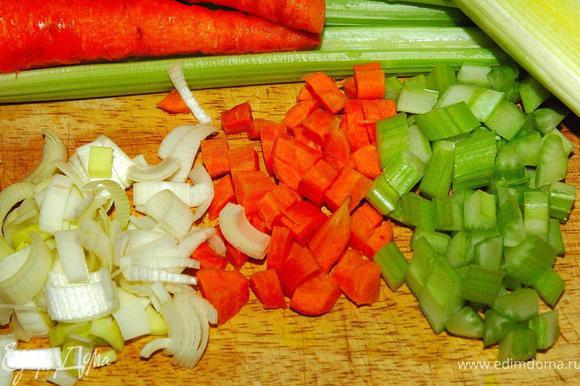 За это время подготовим наши овощи. Морковь, порей и стебель сельдерея мелко нарезать. Здесь, наоборот, кубики овощей нужно сделать мелкими, т.к. весь этот овощной микст будет лишь фоном основного блюда. Заодно крупно нарежем шампиньоны, но отложим их в сторону, они понадобятся в последнюю очередь.