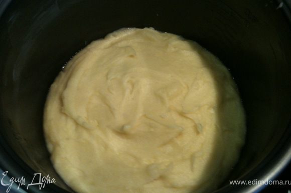 Кастрюлюку мультиварки смазать сливочным маслом. Выложить в нее 1/2 картофельного пюре. Разровнять.