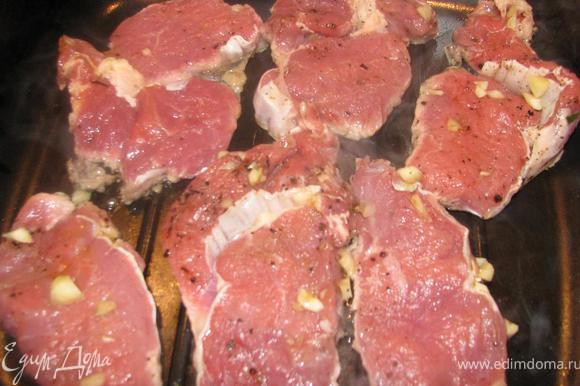 Замаринованное мясо выкладываем на разогретую сковороду-гриль, обжариваем до золотистого цвета.