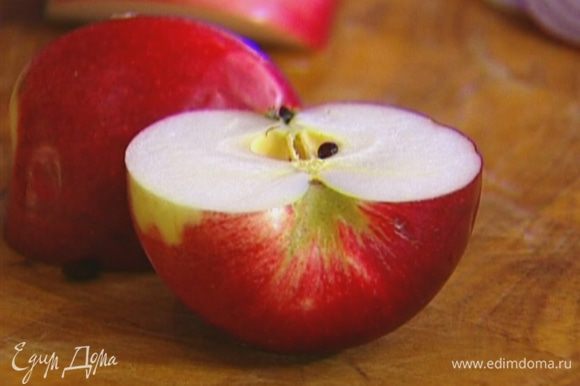 У яблока вырезать сердцевину.