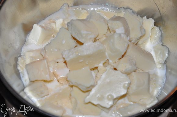 Белый шоколад растопить на водяной бане с 10% сливками. Затем остудить до комнатной температуры.