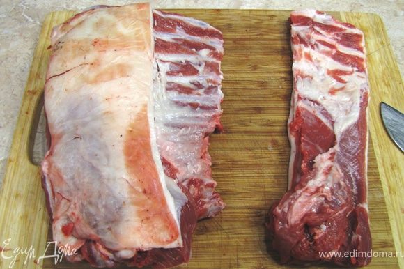 Прорежьте корейку вдоль позвоночника по ребрам на расстоянии 10 сантиметров от позвоночника, таким образом мы оголим ребра. Срежьте тщательно мясо с ребер.
