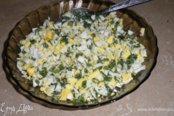 Подготовить начинку:Яйца и зеленый лук мелко порезать, все перемешать.