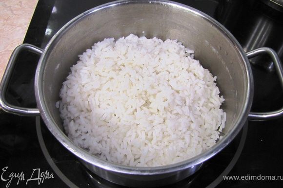 Тем временем промойте рис в проточной воде до прозрачной воды. Варите рис в подсоленном кипятке до готовности (около 15 минут). Не забудьте, что рис надо класть в кипящую воду и сразу размешать, чтобы он не прилип ко дну или друг к дружке. Слейте воду, но не промывайте рис - оставьте в кастрюле под крышкой.