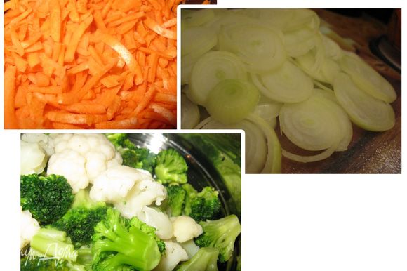 Подготовим овощи. Морковь натереть на крупной терке, лук режим кольцами. Цветную капусту делим на соцветия.