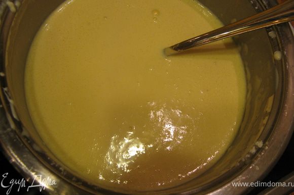 Для соуса: яйца взбить со сметаной, добавить сыр, муку и перемешать.