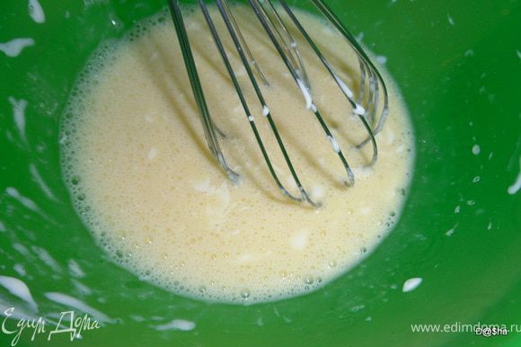 Плавленный сыр переложить в миску.Если брать плавленный сыр в брикетиках, то его нужно предварительно заморозить, а потом натереть на терке. Вбить яйца и хорошо размешать