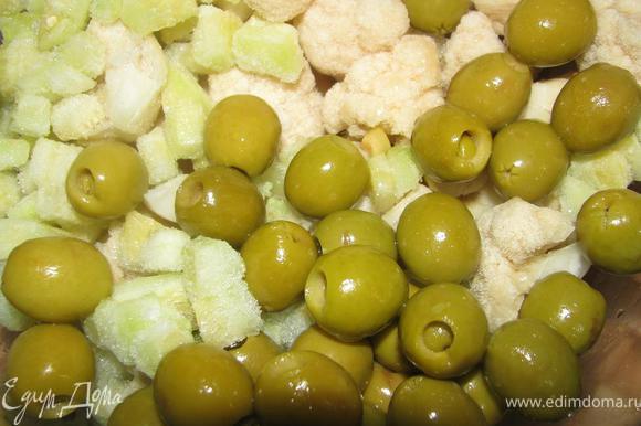 Смешиваем овощи: порезаный кубиками цукини, разделенную на соцветия цветную капусту и оливки. Лучше, чтобы овощи были приблизительно одинакового размера.