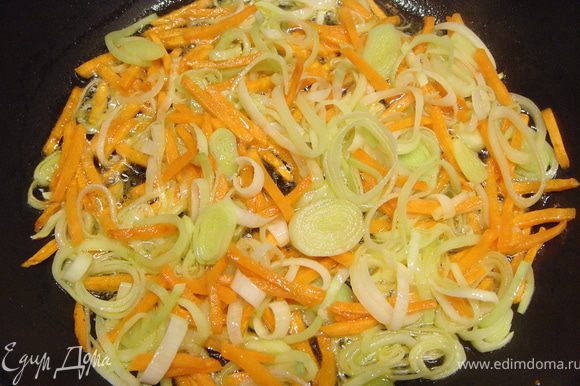 Морковь и лук обжарить на сливочном масле.