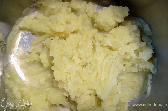 Когда картошка полностью сварилась, воду слить в отдельную миску, а картофель размять. Но не до состояния пюре, а чтобы остались небольшие кусочки.