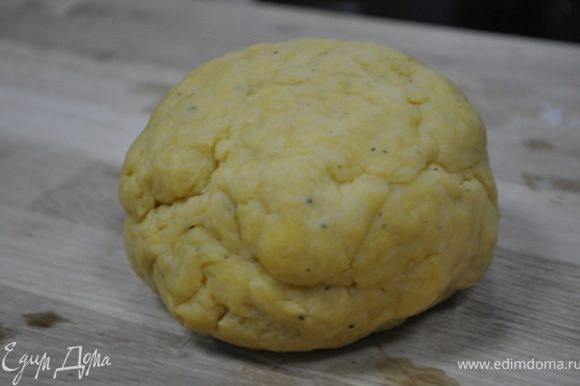 Приготовить пасту: из ингредиентов замесить тугое тесто, положить в холодильник на 30 минут.