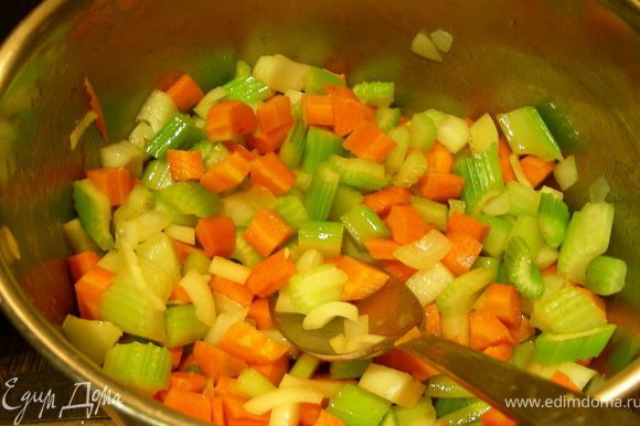 Добавляем лук и морковь и готовим еще 5 минут.