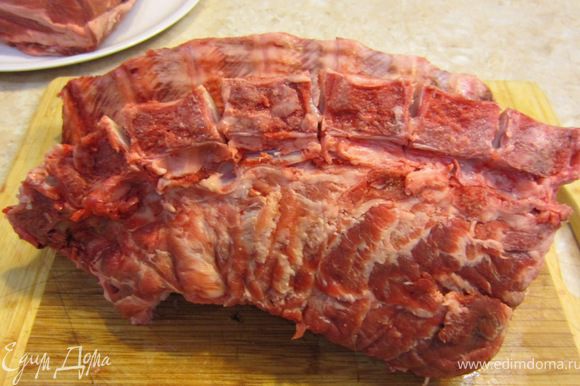Тщательно уберите все осколки костей, срежьте все висящие кусочки мяса. Если у вас неодинаковые части - обрежьте мясо на бОльшем куске. Положите мясо ребрами вниз и позвоночником к себе. Срежьте гребни позвоночника и спилите их у позвонков, если они прикреплены. Для того, чтобы мясо можно было развернуть, положите кусок ребрами вверх и позвоночником к себе. Разрежьте соединительную ткань между позвонками. Я пошел дальше и удалил позвонки, освободив полностью от позвонка ребра.