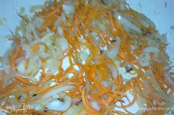 Лук нарезать полукольцами, морковку длинной соломкой и припустить овощи в сливочном масле до мягкости. Посолить.