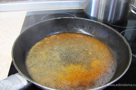 Теперь немного из "высокой кухни" . Налейте на сковороду пол стакана воды и потрите деревянной ложкой дно, чтобы все остатки растворились в воде. Эту воду вы потом нальете в мясо.