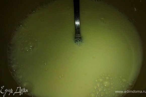 Добавить в муку яйца, молоко, растопленное сливочное масло и вымешать тесто.