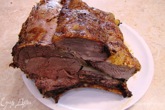 Важно Выбирайте кусок, покрытый жиром и с жировыми прослойками. Мясо ни в коем случае не должно быть замороженным. Перед запеканием убедитесь, что мясо комнатной температуры. Телятина не подойдет, т.к. структура мяса другая и вкус будет не настолько ярким, как у говядины.