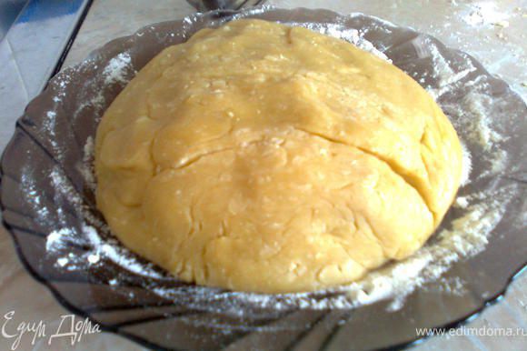 После того как тесто будет готово, его необходимо отправить на полчаса в холодильник и в это время заняться приготовлением крема