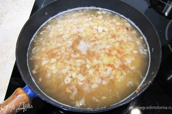 Вскипятите литр воды и вылейте в лук. Накройте суп крышкой и на маленьком огне готовьте суп в течение получаса или больше (до мягкости лука - кто как любит). Не забудьте в конце посолить суп.