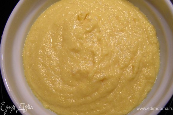 Остывшую мякоть манго взбиваем блендером в пюре, добавляем творожный сыр, взбиваем до однородности. Выкладываем в чашу поглубже.